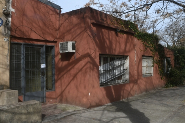La casa de Villa Devoto de donde fue rescatada la mujer víctima de violaciones y golpizas