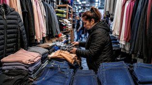 Vender ropa hoy: la lucha diaria de los comerciantes que buscan subsistir