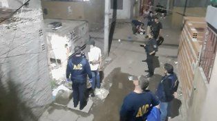 El personal policial trabaja en el lugar donde fu ultimado Jonathan Suárez, en Monte Flores al 7200.&nbsp; 