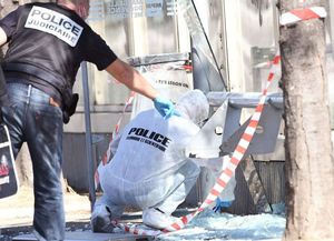 Un muerto al estrellarse un auto contra dos paradas de ómnibus en Marsella