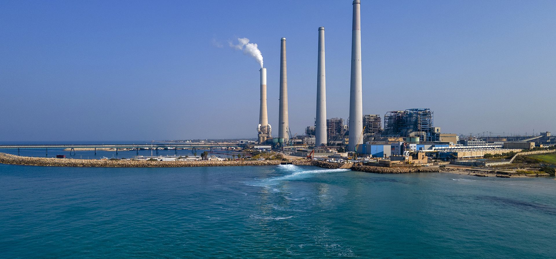 Una vista desde el mar de la central eléctrica de Orot Rabin en el mar Mediterráneo cerca de Hadera, Israel, el domingo 13 de noviembre de 2022. El cambio climático, las especies invasoras y la explosiva actividad humana amenazan lo que queda de los ecosistemas gravemente afectados del Mediterráneo oriental.