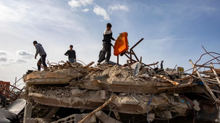 Niños palestinos sobre los escombros de un edificio en Rafah, en la Franja de Gaza.