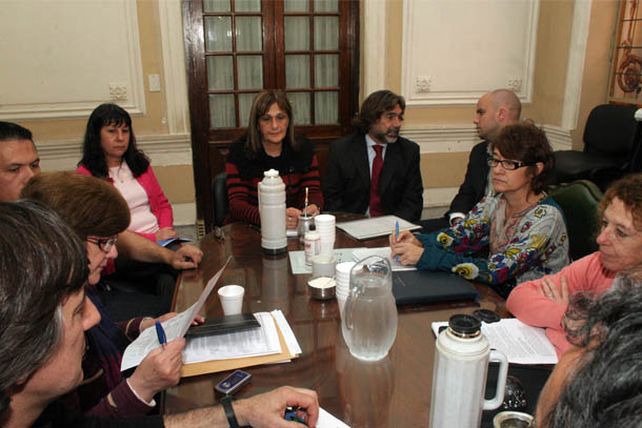 Docentes insisten en que se los convoque para analizar la evolución del salario