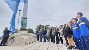 Momento inolvidable. Mario Giammaría junto a dirigentes, jugadores y entrenadores de la Rosarina izaron la enseñan patria en el mástil del Monumento a la Bandera