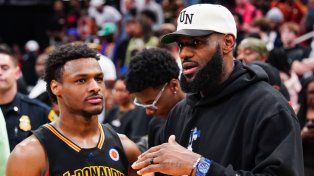 Bronny James, hijo de LeBron James, fue seleccionado por Los Ángeles Lakers en el Draft de la NBA.