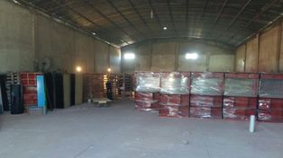 Venta de muebles. Estas personas ofrecen roperos a bajo costo en la vía pública.