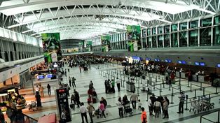 Con perros, arrancó el nuevo control de los pasajeros a los Estados Unidos