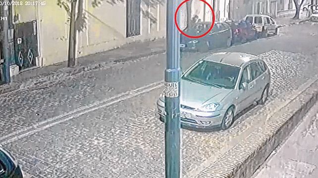 Flores. La mujer le habría dicho a su hija de nueve años que iban a ir a la panadería a comprar alfajores.