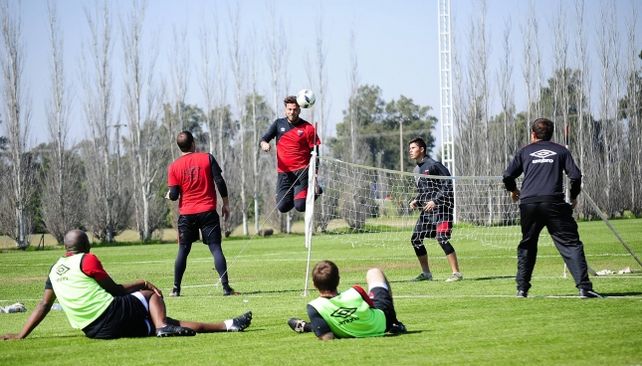 El plantel sabalero se entrenará este miércoles en el predio y allí Paolo Montero confirmará la alineación titular.
