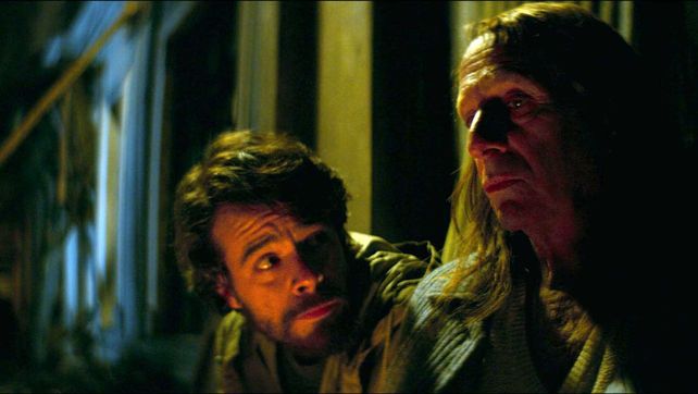 Leonardo Ortizgris y Alfredo Castro como Carlos y La Loca del Frente