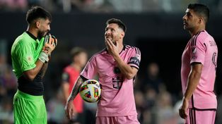 Messi y Hoyos sonríen, con Luis Suárez de espectador. Un encuentro que fue una fiesta para Newells.