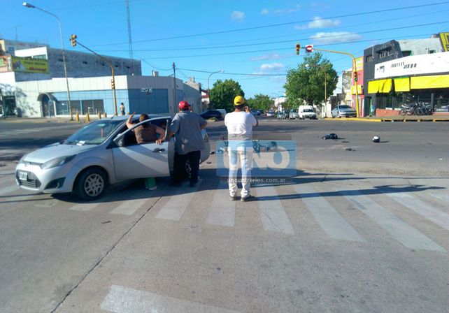 Un motociclista sufrió importantes heridas en la cara al chocar con un auto