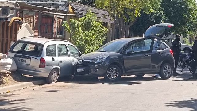 El Citröen C3 que conducía un delincuente terminó chocando contra un Corsa Wagon estacionado.