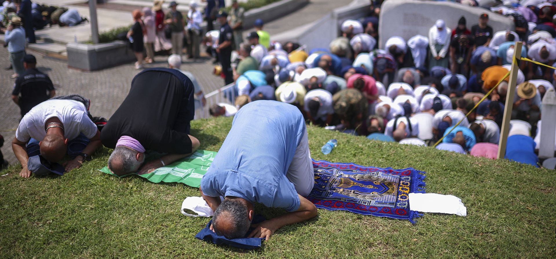 Musulmanes bosnios rezan durante el funeral masivo de 30 víctimas recién identificadas del genocidio de Srebrenica en Potocari, Bosnia, el martes 11 de julio de 2023. Miles se reúnen en la ciudad de Srebrenica, en el este de Bosnia, para conmemorar el lunes el 28º aniversario del único genocidio reconocido en Europa. desde la Segunda Guerra Mundial. (Foto AP/Armin Durgut) Musulmanes bosnios rezan durante el funeral masivo de 30 víctimas recién identificadas del genocidio de Srebrenica en Potocari, Bosnia, el martes 11 de julio de 2023. Miles se reúnen en la ciudad de Srebrenica, en el este de Bosnia, para conmemorar el lunes el 28º aniversario del único genocidio reconocido en Europa. desde la Segunda Guerra Mundial. (Foto AP/Armin Durgut)