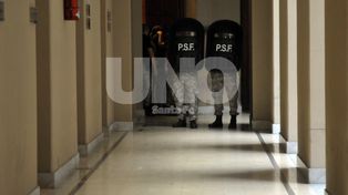 Custodiado. El juez ordenó que no se le saquen fotos al imputado en la audiencia.