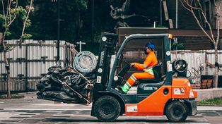 El trabajador, de 49 años, se desempeñaba al mando de un autoelevador y distribuía materia prima e insumos a distintos departamentos de la empresa. No podía respetar burbujas de aislamiento. (Foto de archivo)