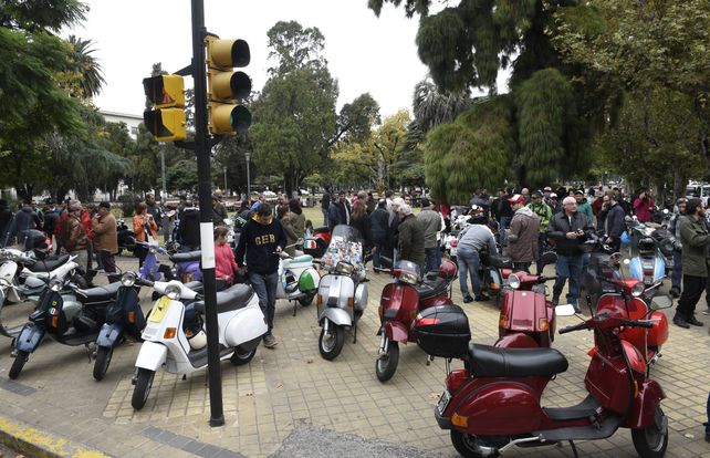 Los fanáticos celebraron  en Rosario los 70 años de la legendaria Vespa