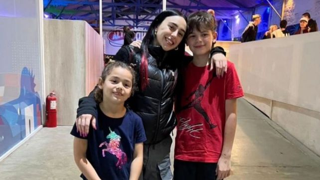 Nicki Nicole pasó por un parque de camas elásticas y se sacó fotos con los niños de la familia dueña del espacio.