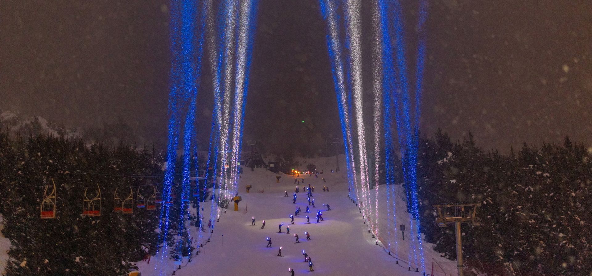 Residentes participan en un desfile de antorchas durante el festival nacional de nieve, Bariloche, Argentina. Fotografía: Carlos Barría/Reuters Residentes participan en un desfile de antorchas durante el festival nacional de nieve, Bariloche, Argentina. Fotografía: Carlos Barría/Reuters