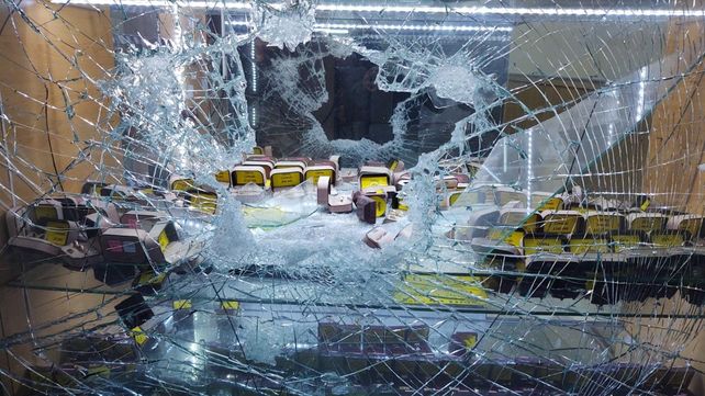 Rompió un vidrio con una maza a plena luz del día en una joyería céntrica