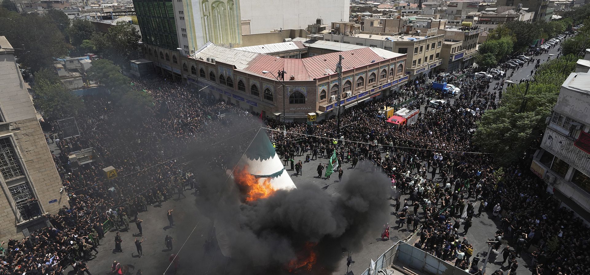 Musulmanes chiítas queman una carpa durante una recreación de la batalla de Karbala en el siglo VII en el actual Irak, durante los rituales de Ashura en el centro de Teherán, Irán, el viernes 28 de julio de 2023. (Foto AP/Vahid Salemi) Musulmanes chiítas queman una carpa durante una recreación de la batalla de Karbala en el siglo VII en el actual Irak, durante los rituales de Ashura en el centro de Teherán, Irán, el viernes 28 de julio de 2023. (Foto AP/Vahid Salemi)