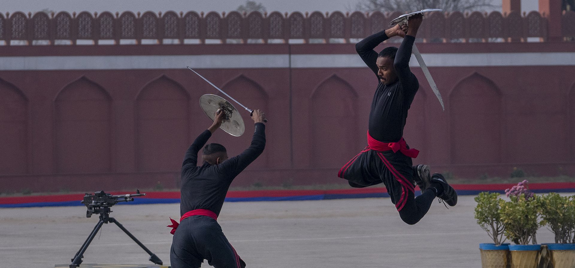 Soldados de la Fuerza de Seguridad Fronteriza de la India (BSF) muestran sus habilidades en artes marciales durante la ceremonia del desfile de graduación en Humhama, en las afueras de Srinagar, Cachemira, el jueves 9 de noviembre de 2023. Un total de 599 reclutas fueron formalmente incorporados a la BSF durante la ceremonia. (Foto AP/Dar Yasin) Soldados de la Fuerza de Seguridad Fronteriza de la India (BSF) muestran sus habilidades en artes marciales durante la ceremonia del desfile de graduación en Humhama, en las afueras de Srinagar, Cachemira, el jueves 9 de noviembre de 2023. Un total de 599 reclutas fueron formalmente incorporados a la BSF durante la ceremonia. (Foto AP/Dar Yasin)