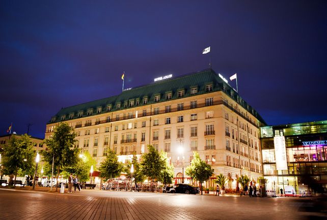 Hotel Adlon. Situado frente a la Puerta de Brandenburgo