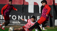 Mazzanti patea ante la barrida de Goitea durante una práctica de Newells Mazzanti patea ante la barrida de Goitea durante una práctica de Newells