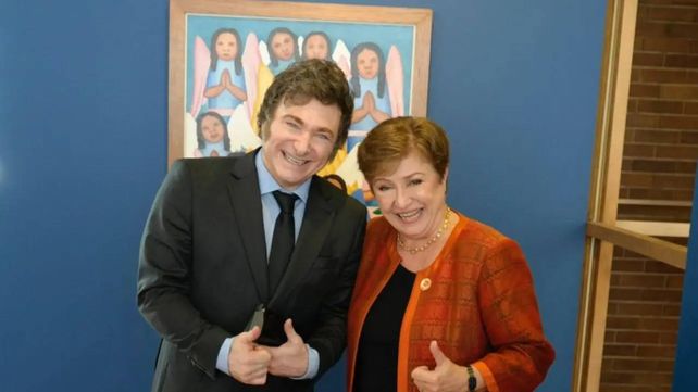 Javier Milei y Kristalina Georgieva. El presidente se abraza al FMI para superar la crisis.