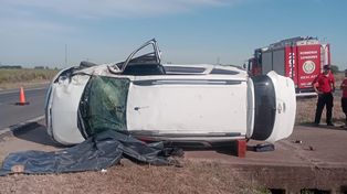 El Chevrolet volcó a la altura de Timbúes sobre el carril de la autopista que va hacia Santa Fe, donde murió un santafesino.&nbsp;