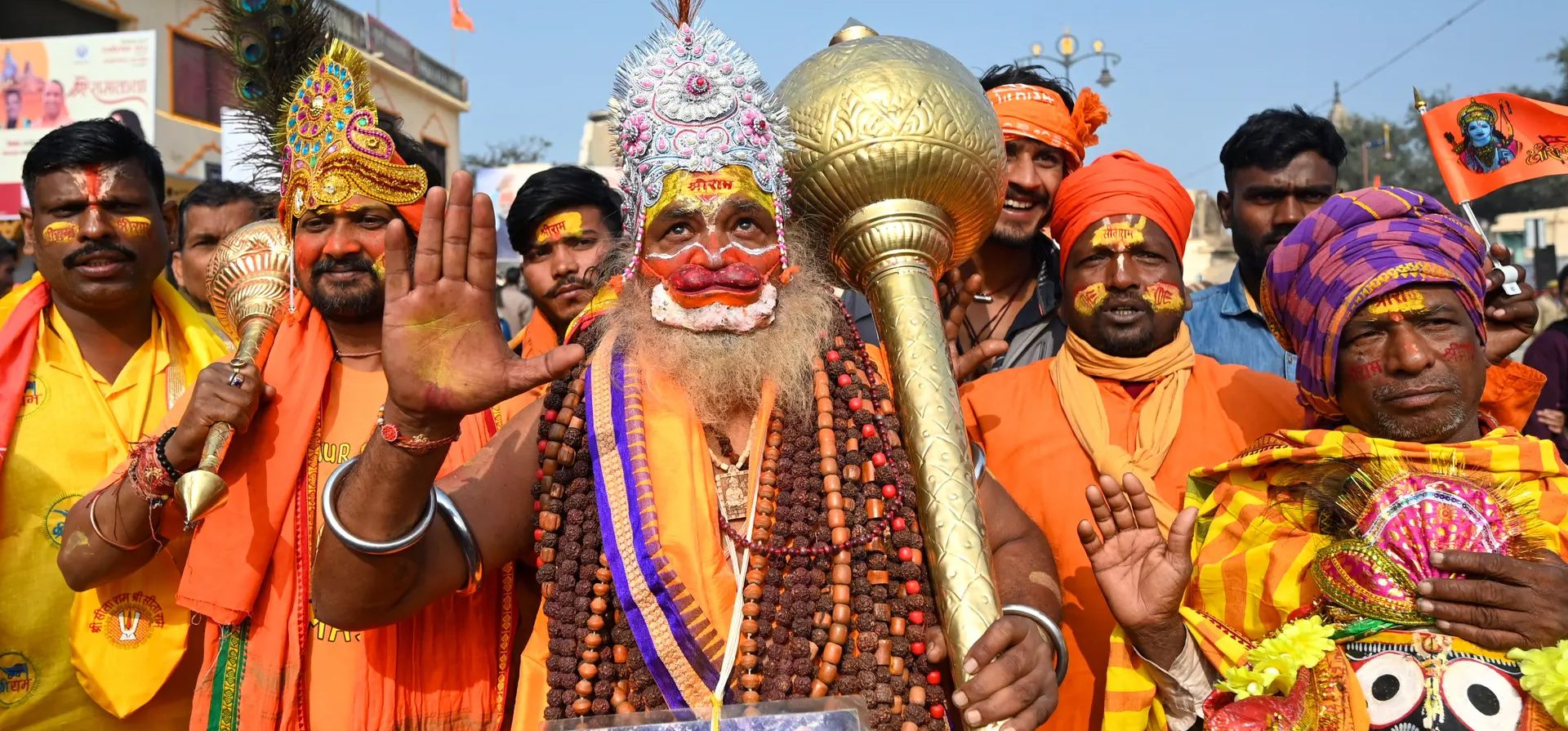 Un hindú vestido como la deidad Hanuman asiste a la consagración del nuevo templo de Ram por parte de Narendra Modi, Ayodhya, India. Fotografía: Money Sharma/AFP/Getty Images Un hindú vestido como la deidad Hanuman asiste a la consagración del nuevo templo de Ram por parte de Narendra Modi, Ayodhya, India. Fotografía: Money Sharma/AFP/Getty Images