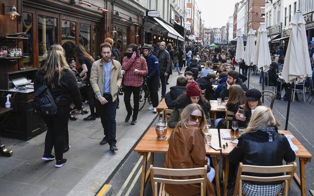 Tras meses de encierro los ingleses retoman las actividades restringidas