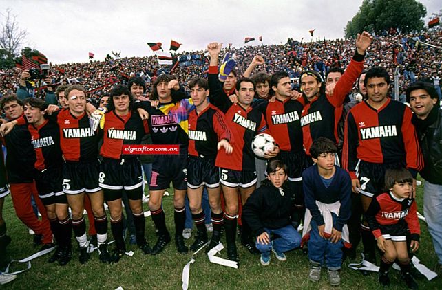 La foto del campeón. Domizi, Lunari, Raggio, Scoponi, Berizzo, Llop, Pochettino, Gamboa y Zamora celebran el título de 1992.