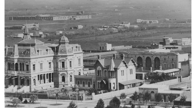A lo lejos se ven los muros de la cárcel de Zeballos y Richieri. Archivo Fotográfico Museo de la Ciudad.&nbsp;