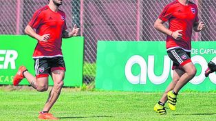 Listos.&nbsp;Scocco y Sills corren durante&nbsp;el entrenamiento. &nbsp;El goleador y&nbsp;el volante&nbsp;serán titulares.