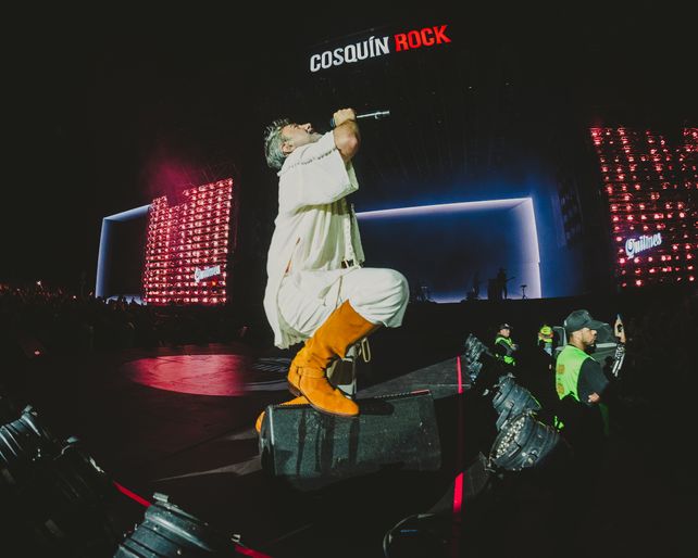 Adrián Dárgelos lo dio todo en uno de los escenarios del Cosquín Rock.