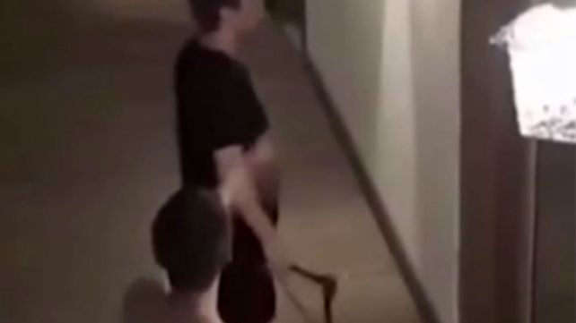 Imagen de la cámara de seguridad. Percha en mano