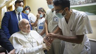 Saliendo del Gemelli, el hospital en el que son atendidos los líderes de la Iglesia Católica en Roma