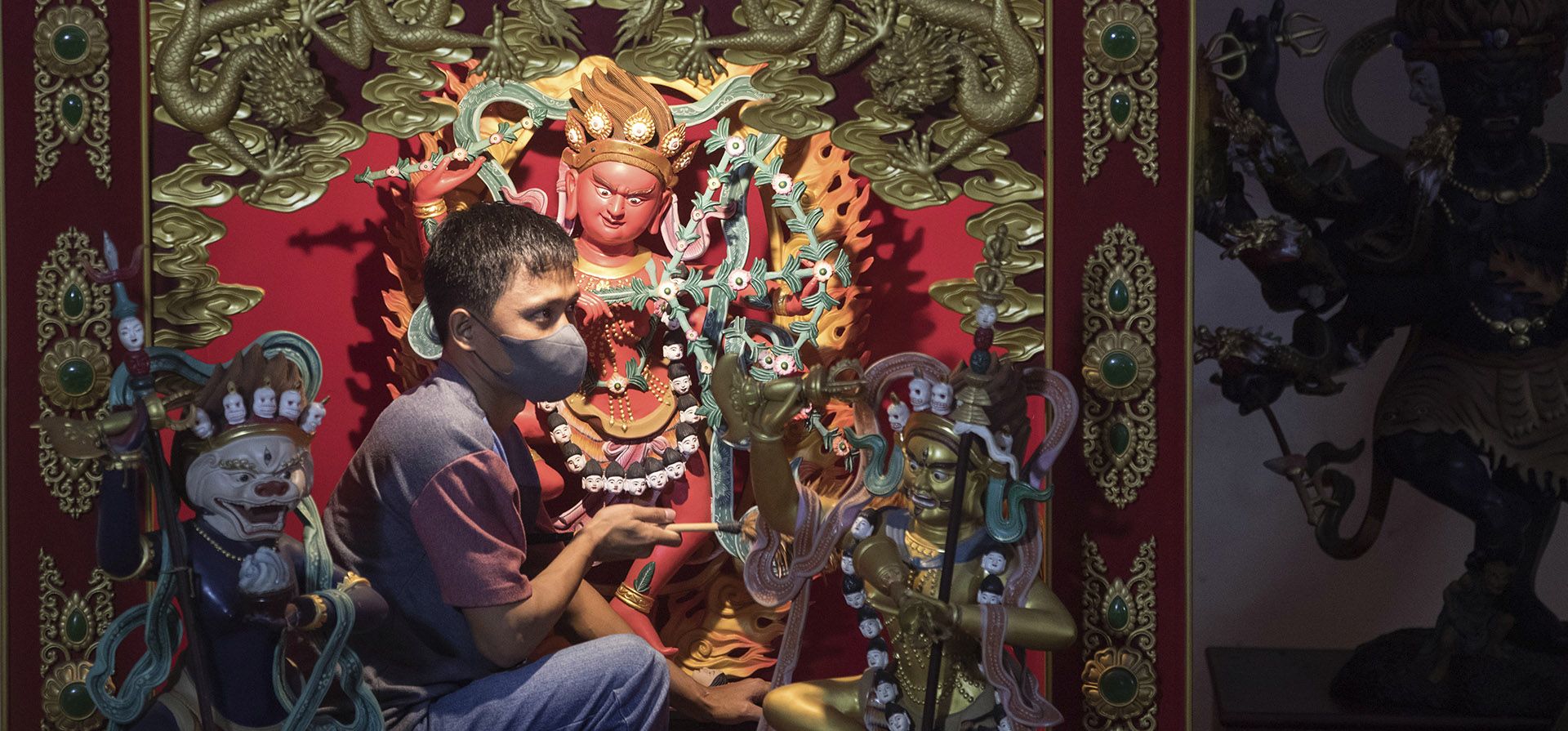 Un trabajador limpia una estatua en preparación para las celebraciones del Año Nuevo Lunar en el Templo del Buda Satya en Medan, Sumatra del Norte, Indonesia, el jueves 12 de enero de 2023. (Foto AP/Binsar Bakkara)