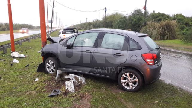 Venía a trabajar y terminó contra una columna por esquivar un camión