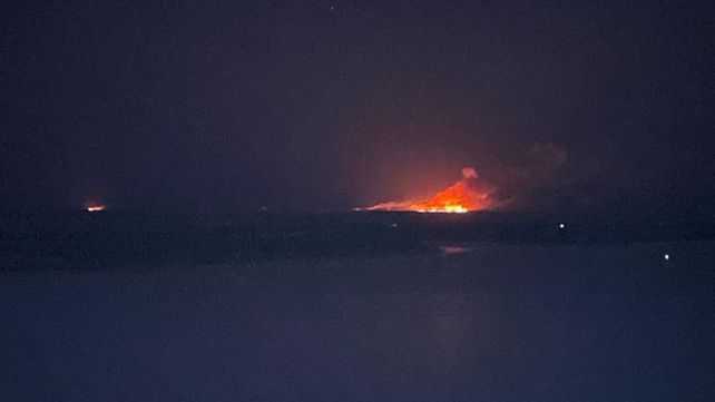 Un frente de alrededor de 400 metros de pastizales incendiados se ve desde Rosario.