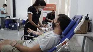 Pueden donar mayores de 18 años y menores de 40.