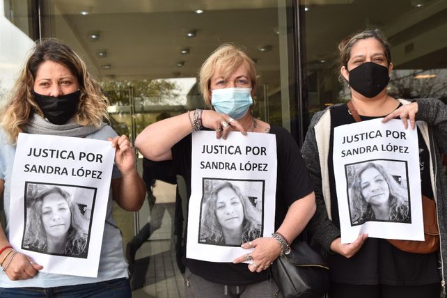 Cuando imputaron a la sospechosa familiares de Sandra reclamaron justicia en la puerta del CJP (Foto: Nahuel Militano)