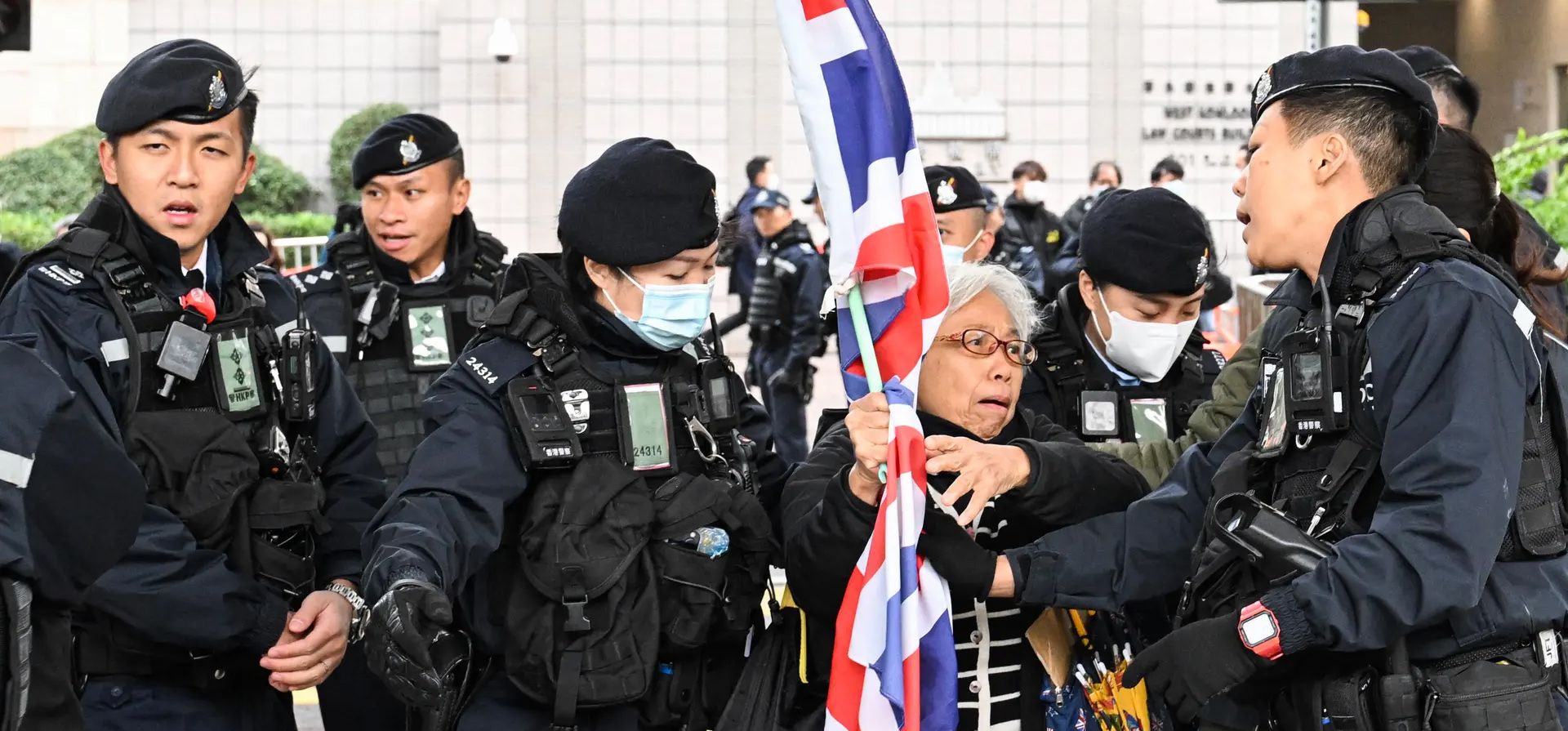 Agentes de policía detienen a la activista Alexandra Wong, Hong Kong, China. Fotografía: Peter Parks/AFP/Getty Images Agentes de policía detienen a la activista Alexandra Wong, Hong Kong, China. Fotografía: Peter Parks/AFP/Getty Images