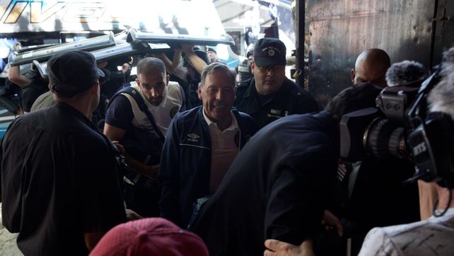 La policía decidió hacer un cordón con sus escudos para proteger la llegada de la delegación auriazul en el Coloso.&nbsp;