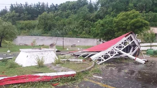 Una tormenta de viento y lluvia pasó por Paraná Campaña y causó graves destrozos en la localidad de Hernandarias.&nbsp;