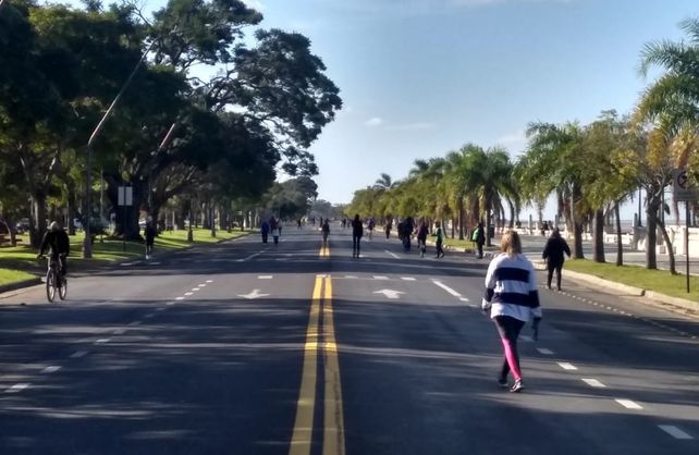 Tras 64 días de aislamiento, los santafesinos volvieron a caminar por la costanera de una forma inusual