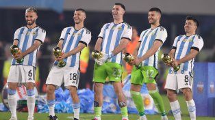 Los campeones del mundo mutaron a hinchas con cánticos de tablón