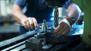 La unión de empresarios industriales del país rechazó que se altera la discusión salarial pero que cumplirán la normativa.&nbsp;