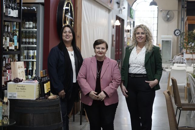 Perfume de mujer. Las concejalas Adriana Arce